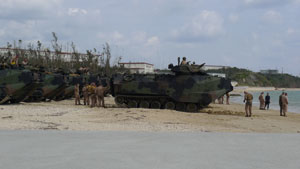 辺野古の浜辺で行われる米軍海兵隊の演習