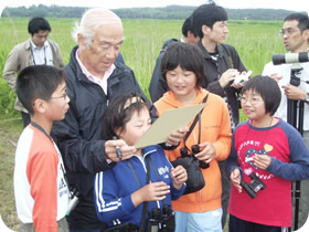 青森県三沢市の仏沼を柳生会長が視察の写真