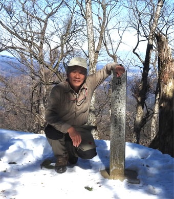 まだ雪の残る笠山山頂にて