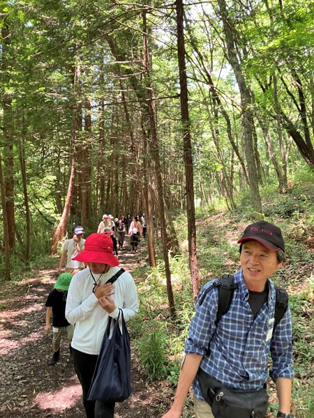 「サシバの里さんぽ」で雑木林を歩く