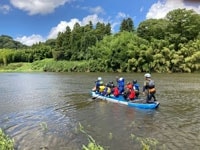 大型のSUPに乗って那珂川を下る