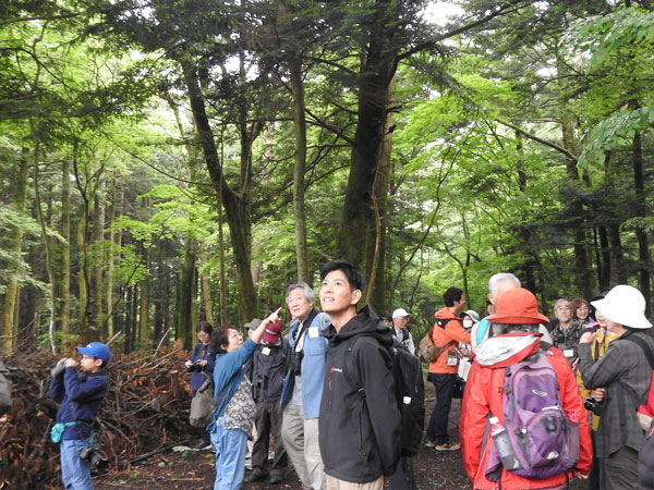 90年前と同じルートをたどった記念探鳥会