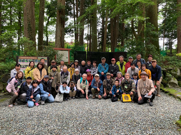 中西悟堂の記念碑の前で、探鳥会参加者一同の記念撮影
