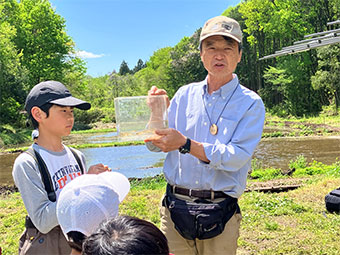 自然観察会でメダカについて解説