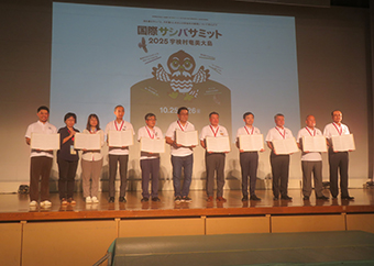 サミット宣言を行う首長ら