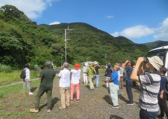 エキスカーションでサシバとその越冬環境を観察する