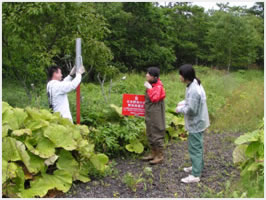 保護区を示す看板の設置作業の写真