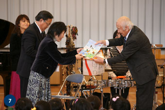 大甕小、太田小に野鳥図鑑を贈呈