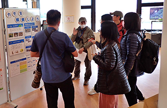 ネイチャーセンターで展示を解説する川島チーフレンジャー