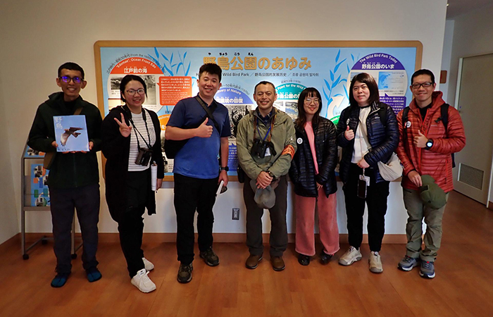 ネイチャーセンターで展示を解説する川島チーフレンジャー