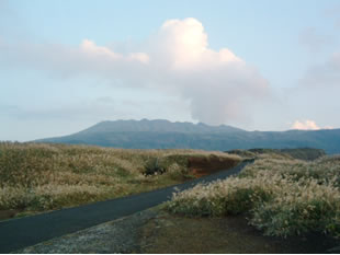 写真3.雄山から立ちのぼる火山ガス