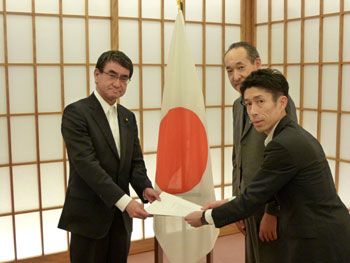 提言書を受け取る河野太郎外務大臣と、NGOネットワークの代表者の写真
