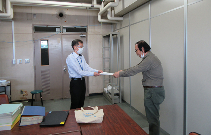 要望書を岩手県の担当職員に手渡す宮古支部長・関川氏