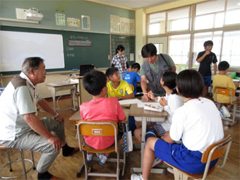 当会職員、西予市役所職員のほか、地元の方にも参加してもらい、授業をサポート