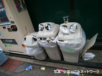 自販機横の回収ボックスやゴミ箱があふれるなど、意図しない流出も多い