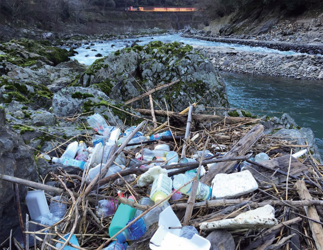 保津峡に流れ着いた大量のプラスチックごみ
