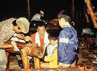 「木の遊び場を作ろう」は間伐材を遊具に加工した(1988年9月)