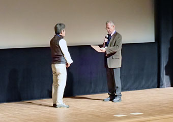 日本サンゴ礁学会会長 中野義勝会長(右)から表彰を受ける内藤明紀チーフレンジャー(左)