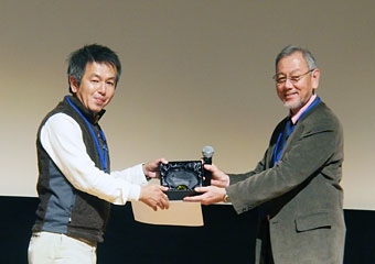 日本サンゴ礁学会会長 中野義勝会長(右)から表彰を受ける内藤明紀チーフレンジャー(左)