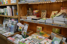 図鑑や読み物、写真集、資料集、絵本、CDやDVD