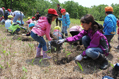 園児による植樹